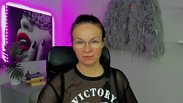 Snapshot of HelenLuxx chatting on 10-17-25, 06:38 HelenLuxx online show from 10-17-25, 06:38