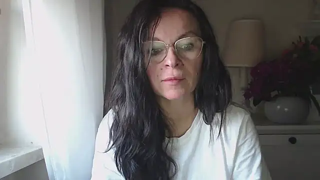 Snapshot of HelenLuxx chatting on 10-20-25, 06:14 HelenLuxx online show from 10-20-25, 06:14