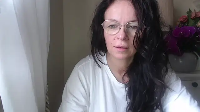 Snapshot of HelenLuxx chatting on 10-23-25, 06:34 HelenLuxx online show from 10-23-25, 06:34