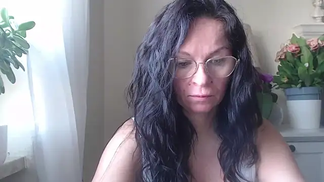 Snapshot of HelenLuxx chatting on 10-31-25, 07:31 HelenLuxx online show from 10-31-25, 07:31