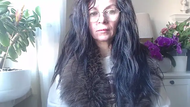 Snapshot of HelenLuxx chatting on 11-06-25, 07:53 HelenLuxx online show from 11-06-25, 07:53