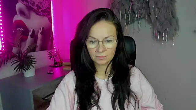 Snapshot of HelenLuxx chatting on 11-19-25, 09:09 HelenLuxx online show from 11-19-25, 09:09