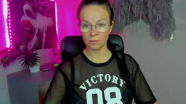 Snapshot of HelenLuxx chatting on 11-20-25, 06:46 HelenLuxx online show from 11-20-25, 06:46