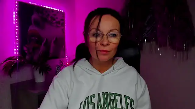 Snapshot of HelenLuxx chatting on 11-22-25, 07:57 HelenLuxx online show from 11-22-25, 07:57