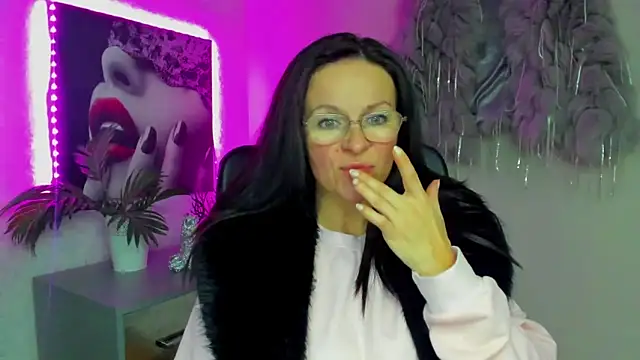 Snapshot of HelenLuxx chatting on 11-24-25, 03:01 HelenLuxx online show from 11-24-25, 03:01