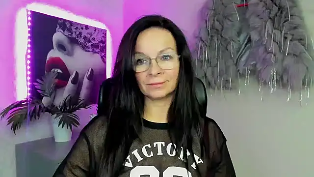 Snapshot of HelenLuxx chatting on 11-27-25, 04:31 HelenLuxx online show from 11-27-25, 04:31