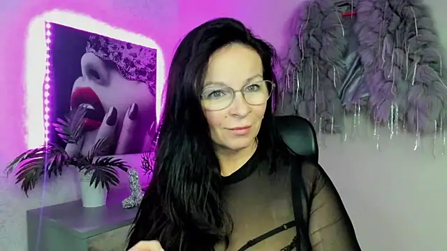 Snapshot of HelenLuxx chatting on 11-28-25, 05:48 HelenLuxx online show from 11-28-25, 05:48