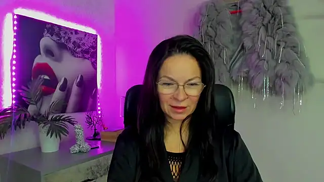 Snapshot of HelenLuxx chatting on 11-29-25, 08:17 HelenLuxx online show from 11-29-25, 08:17