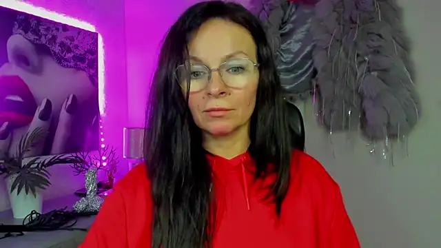 Snapshot of HelenLuxx chatting on 12-18-25, 05:30 HelenLuxx online show from 12-18-25, 05:30