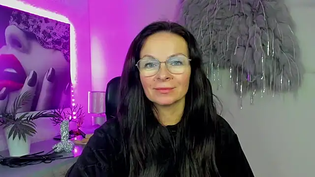 Snapshot of HelenLuxx chatting on 12-19-25, 04:14 HelenLuxx online show from 12-19-25, 04:14