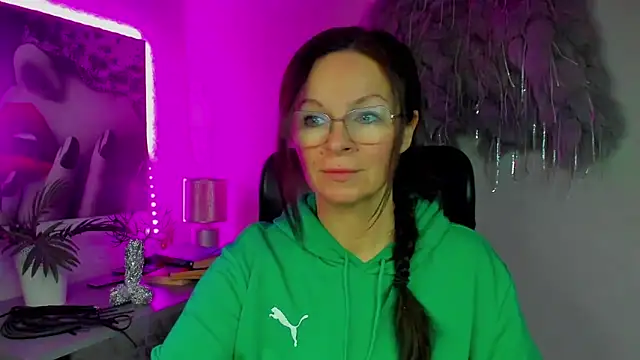 Snapshot of HelenLuxx chatting on 01-06-26, 06:50 HelenLuxx online show from 01-06-26, 06:50