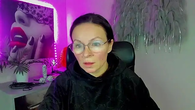 Snapshot of HelenLuxx chatting on 01-15-26, 04:22 HelenLuxx online show from 01-15-26, 04:22