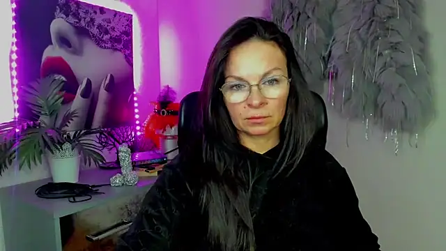 Snapshot of HelenLuxx chatting on 02-03-26, 03:50 HelenLuxx online show from 02-03-26, 03:50