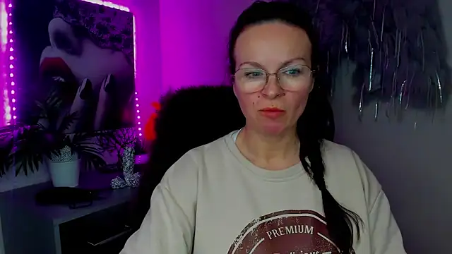 Snapshot of HelenLuxx chatting on 02-09-26, 02:21 HelenLuxx online show from 02-09-26, 02:21