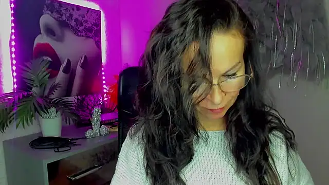 Snapshot of HelenLuxx chatting on 02-13-26, 04:25 HelenLuxx online show from 02-13-26, 04:25