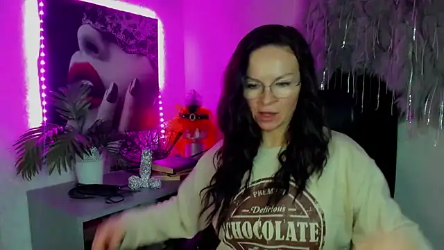 Snapshot of HelenLuxx chatting on 02-21-26, 07:20 HelenLuxx online show from 02-21-26, 07:20