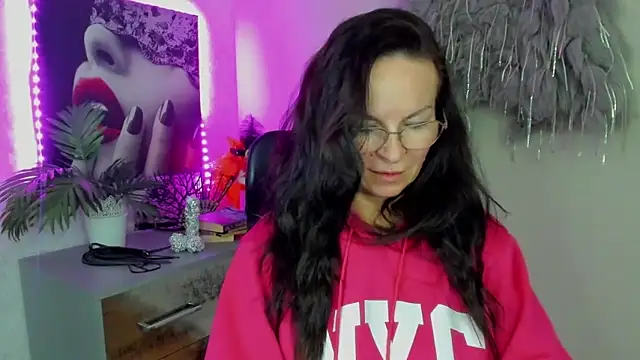 Snapshot of HelenLuxx chatting on 02-24-26, 03:21 HelenLuxx online show from 02-24-26, 03:21