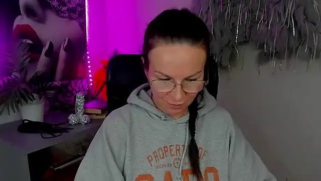 Snapshot of HelenLuxx chatting on 02-26-26, 04:28 HelenLuxx online show from 02-26-26, 04:28