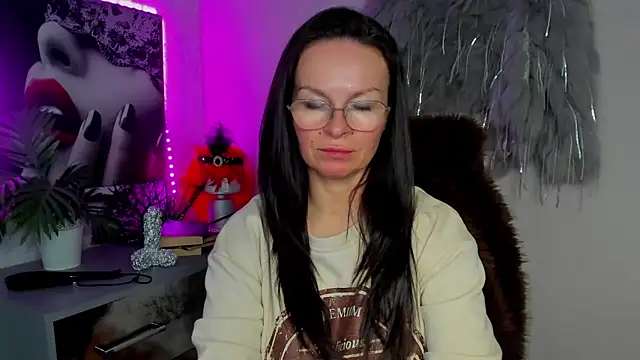 Snapshot of HelenLuxx chatting on 03-05-26, 03:19 HelenLuxx online show from 03-05-26, 03:19