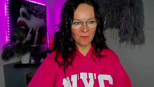 Snapshot of HelenLuxx chatting on 03-07-26, 07:16 HelenLuxx online show from 03-07-26, 07:16