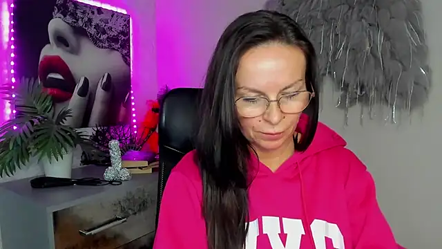 Snapshot of HelenLuxx chatting on 03-11-26, 04:13 HelenLuxx online show from 03-11-26, 04:13