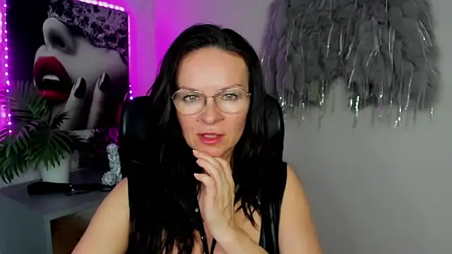 Snapshot of HelenLuxx chatting on 03-12-26, 04:57 HelenLuxx online show from 03-12-26, 04:57