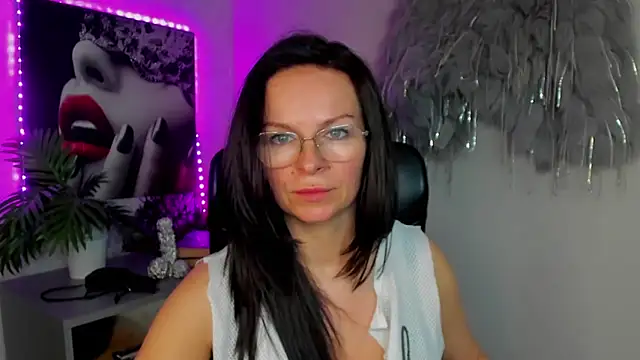 Snapshot of HelenLuxx chatting on 03-13-26, 04:02 HelenLuxx online show from 03-13-26, 04:02