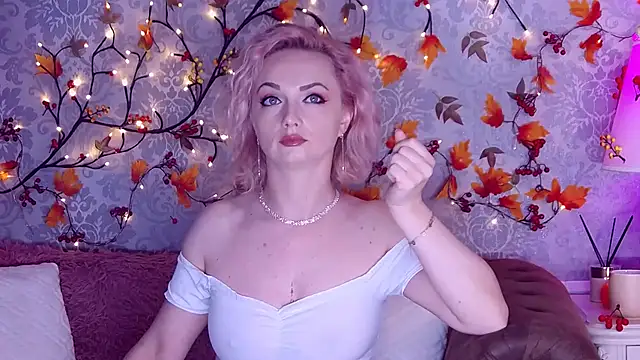 Snapshot of EllianaReese chatting on 09-19-25, 01:40 EllianaReese online show from 09-19-25, 01:40