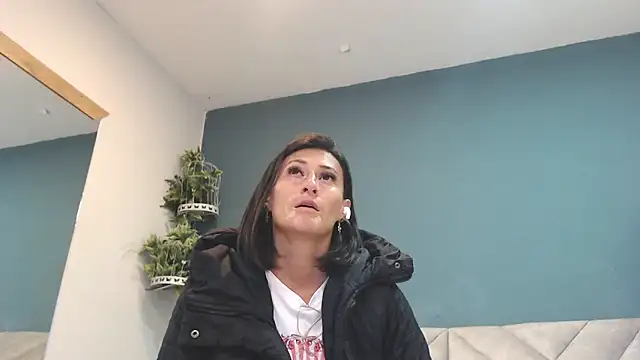 Snapshot of SharisWillian chatting on 05-14-26, 03:46 SharisWillian online show from 05-14-26, 03:46