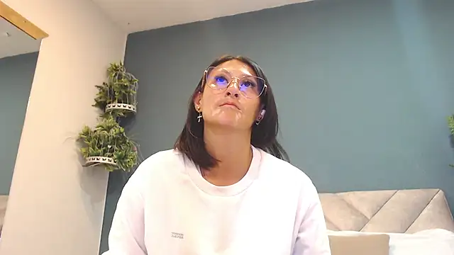 Snapshot of SharisWillian chatting on 05-15-26, 02:51 SharisWillian online show from 05-15-26, 02:51