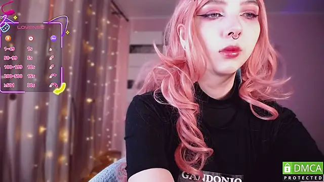 Snapshot of JustMeowGirl chatting on 10-26-25, 04:18 JustMeowGirl online show from 10-26-25, 04:18