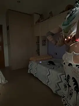 Snapshot of Kamaleonix chatting on 10-25-25, 02:46 Kamaleonix online show from 10-25-25, 02:46