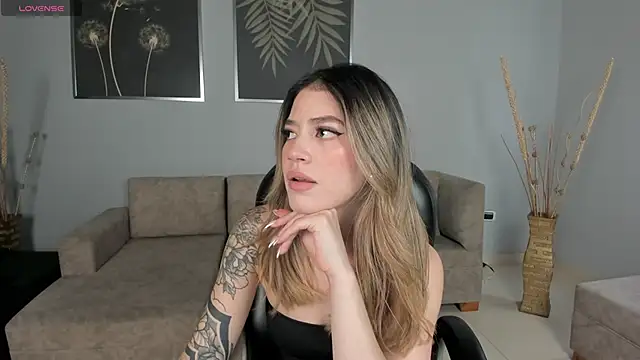 ViolettHansson online show from 10-21-25, 06:08