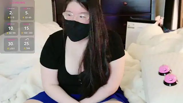 Snapshot of Kara-Nuna chatting on 02-05-25, 07:39 Kara-Nuna online show from 02-05-25, 07:39