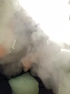 Snapshot of FumesClouds chatting on 12-18-24, 10:13 FumesClouds online show from 12-18-24, 10:13