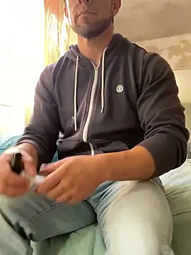 Snapshot of FumesClouds chatting on 12-19-24, 10:21 FumesClouds online show from 12-19-24, 10:21