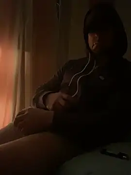 Snapshot of FumesClouds chatting on 12-21-24, 12:42 FumesClouds online show from 12-21-24, 12:42