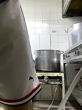 Snapshot of FumesClouds chatting on 09-10-25, 01:22 FumesClouds online show from 09-10-25, 01:22