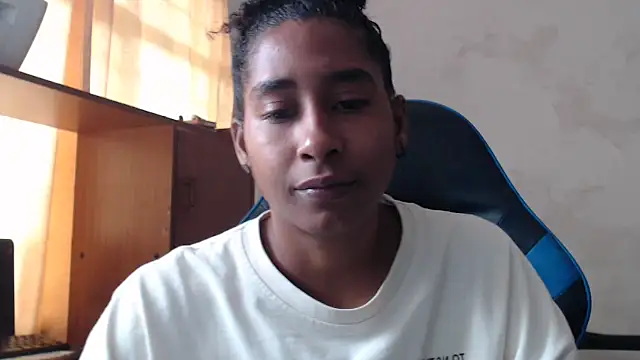 Snapshot of yohatinelly07 chatting on 11-17-25, 02:34 yohatinelly07 online show from 11-17-25, 02:34