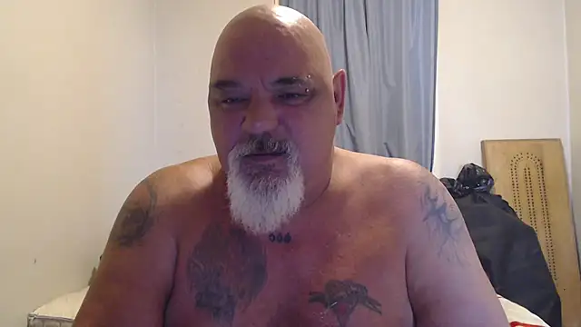 Newfiesausage1972 online show from 10-06-25, 04:15