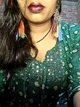 Snapshot of Simaran_bhabhi chatting on 02-11-25, 03:29 Simaran bhabhi online show from 02-11-25, 03:29
