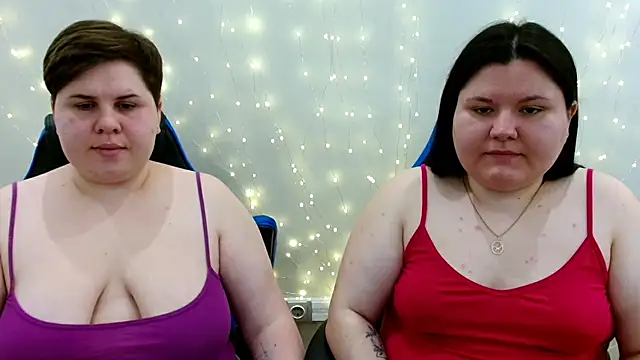 Snapshot of BeckyAndHellen chatting on 04-30-26, 12:33 BeckyAndHellen online show from 04-30-26, 12:33