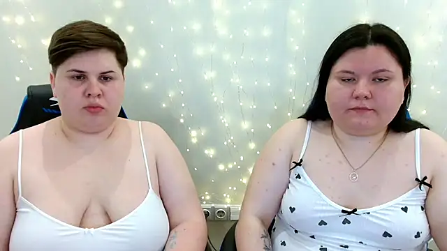 Snapshot of BeckyAndHellen chatting on 05-12-26, 10:56 BeckyAndHellen online show from 05-12-26, 10:56