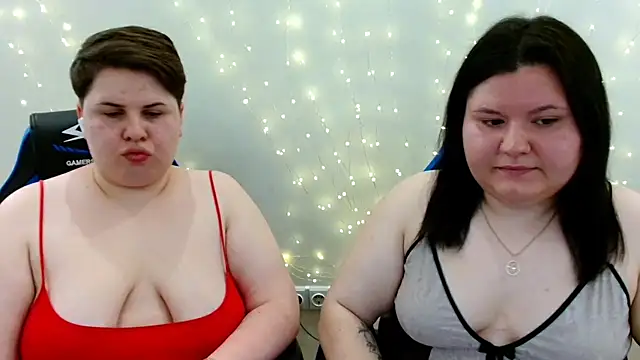 Snapshot of BeckyAndHellen chatting on 06-14-26, 10:06 BeckyAndHellen online show from 06-14-26, 10:06