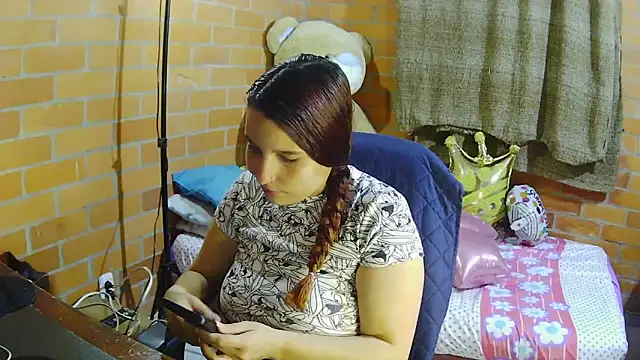 Snapshot of alexia_87 chatting on 10-27-25, 02:48 alexia 87 online show from 10-27-25, 02:48