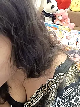 Snapshot of Divya_girl chatting on 06-17-26, 11:56 Divya girl online show from 06-17-26, 11:56