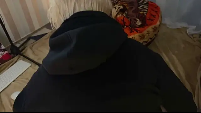 Snapshot of EmmyAmbros chatting on 07-13-26, 01:41 EmmyAmbros online show from 07-13-26, 01:41