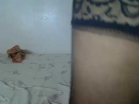 Snapshot of laetitia_ chatting on 02-25-26, 06:01 laetitia online show from 02-25-26, 06:01