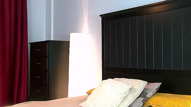 Yanira Muslim online show from 10-24-25, 04:20