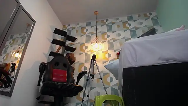 Snapshot of cameronglen chatting on 03-22-25, 06:11 cameronglen online show from 03-22-25, 06:11